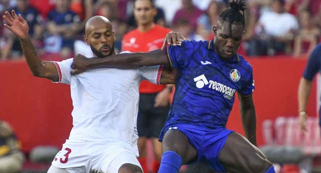 Marcao se marchó en camilla con una conmoción cerebral y el Sevilla tuvo cambio extra