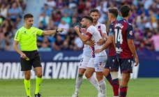 Dos rojas en la primera parte enfurecen al Eldense y Timor se enfrenta al árbitro: «Igual que se sube, se baja»