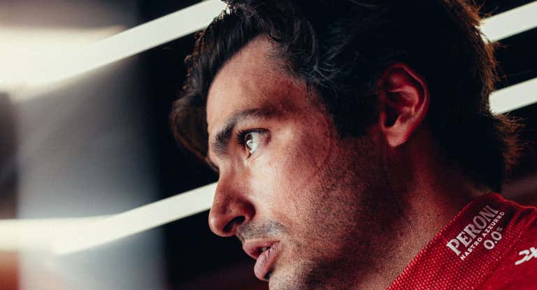 Carlos Sainz saliendo de box.