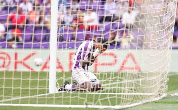 Kenedy se lamenta de una ocasión fallada.  EFE