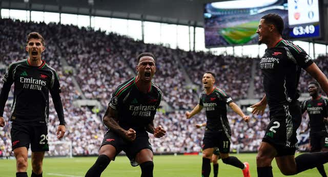 Gabriel decide el derbi del norte de Londres y el Arsenal no pierde la estela del Manchester City