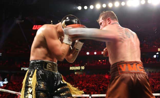 Momento en el que Canelo entra en la guardia de Berlanga. Efe