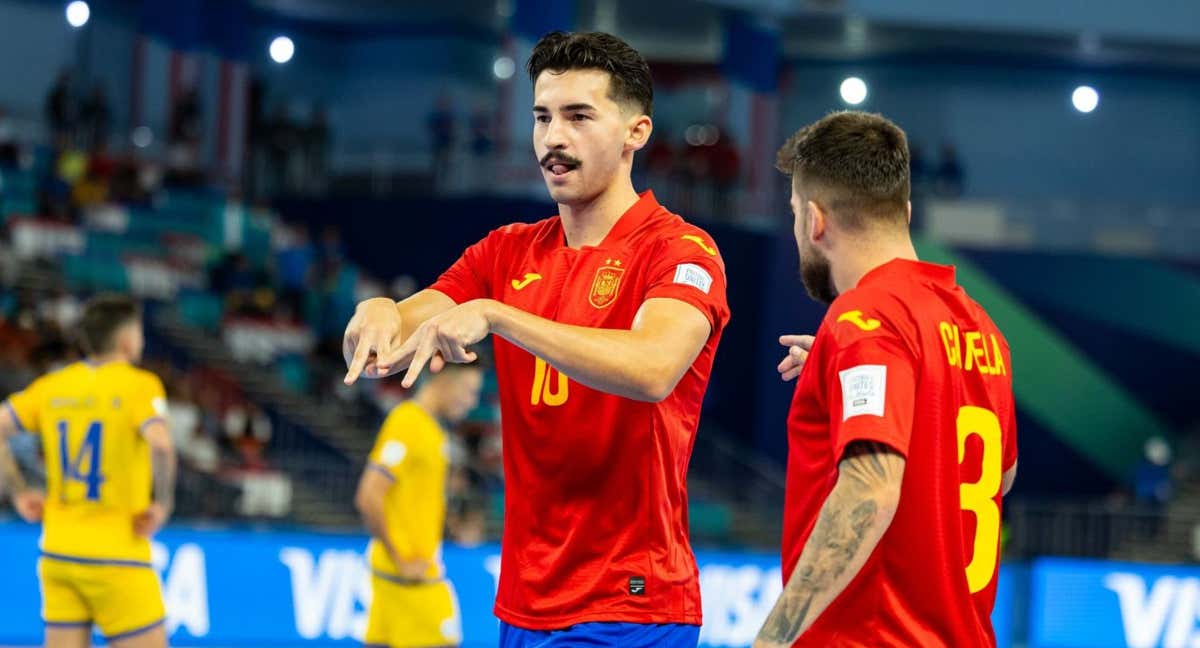 Gordillo celebra el gol ante Kazajistán junto a Catela, que le dio una magnífica asistencia.