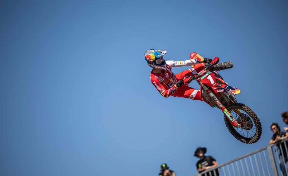 Jorge Prado se alía con la fortuna y se queda a un paso de revalidar su título mundial a falta de una carrera