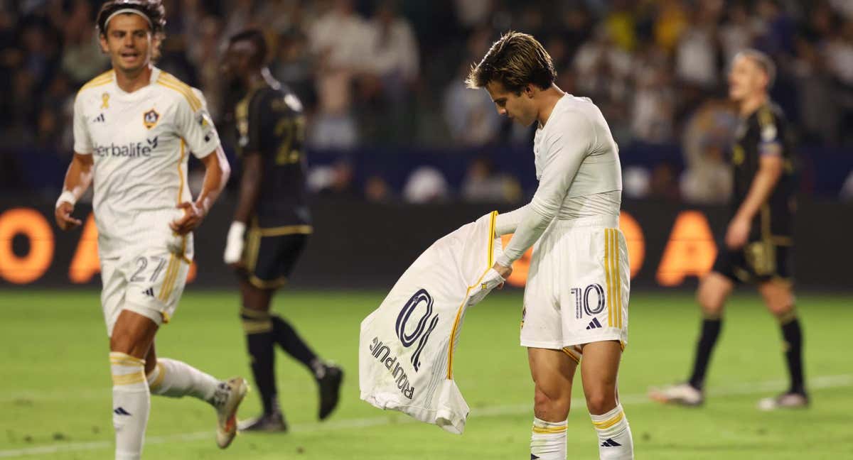 Riqui Puig da un pase con la camiseta de los Galaxy.