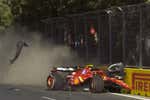 Saltan chispas entre Carlos Sainz y Checo Pérez tras su aparatoso accidente: «¡¿Es idiota?!»