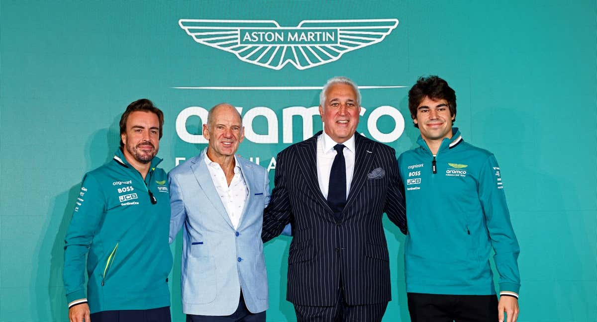 Fernando Alonso, Adrian Newey, Lawrence Stroll y Lance Stroll (de izquierda a derecha), en la presentación del ingeniero./REUTERS