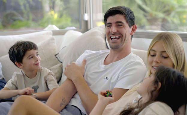 Courtois, acompañado de su familia, en un momento del documental. Prime Video