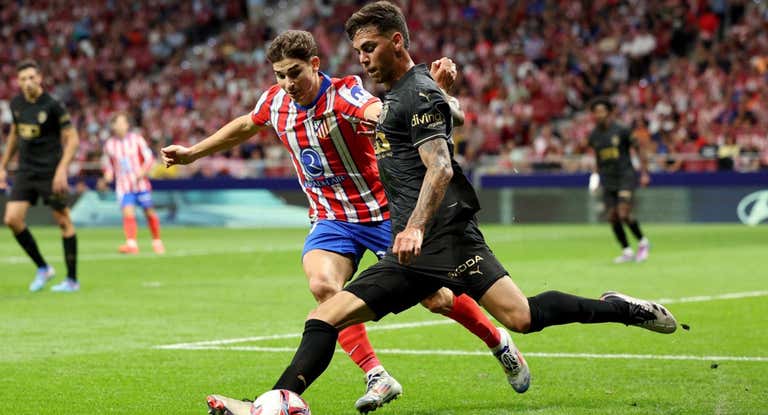 Enzo Barrenecha con el balón.