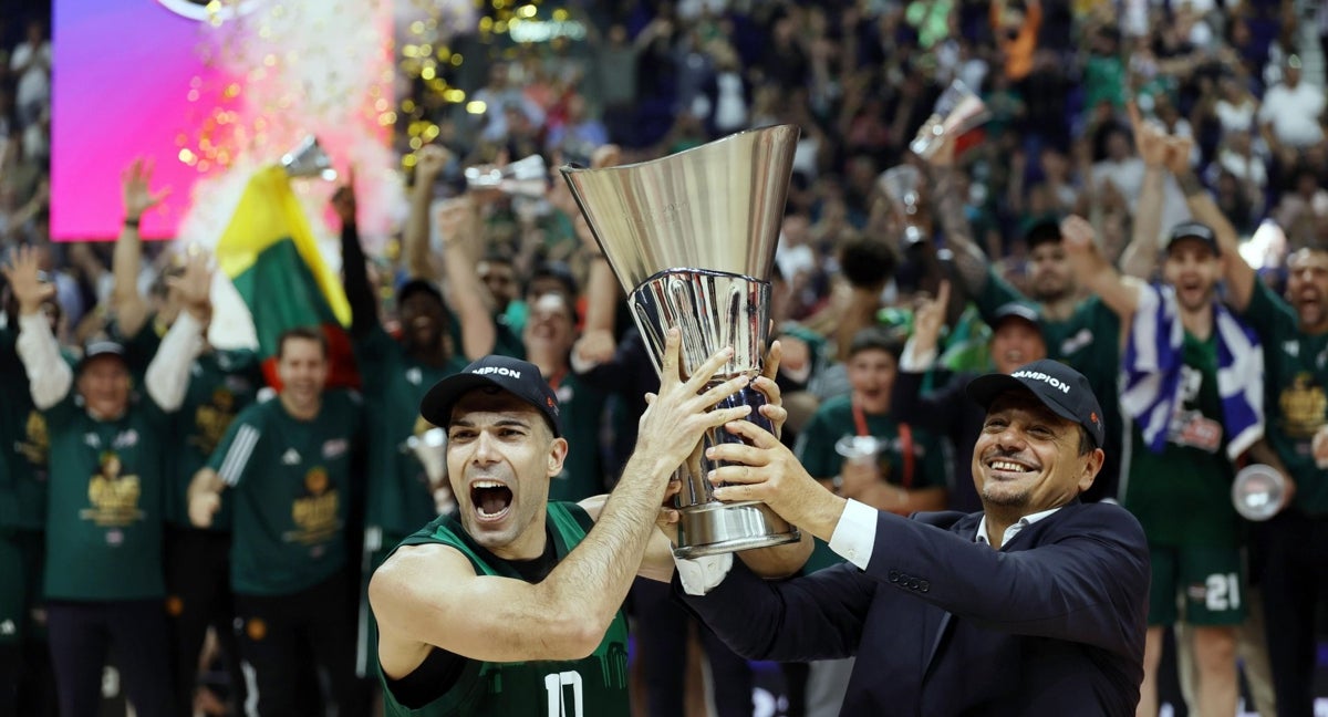 Sloukas y Ataman con las Euroliga conquistada en mayo en Berlín.