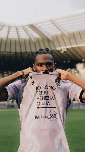 Y en la semana de la moda de Milán, el Udinese y Macron 'se cuelan' con la camiseta más sostenible de la historia