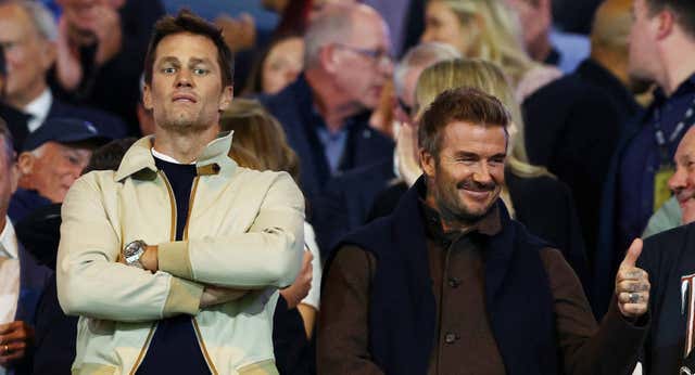 Tom Brady sigue batiendo récords en la NFL… como comentarista y mientras se deja ver con David Beckham