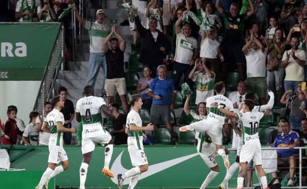 Celebración del primer tanto del Elche ante el Granada LALIGA