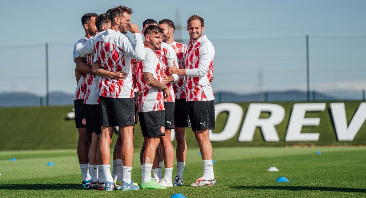 El Girona, en su último entrenamiento antes de viajar a París a debutar en la Champions.