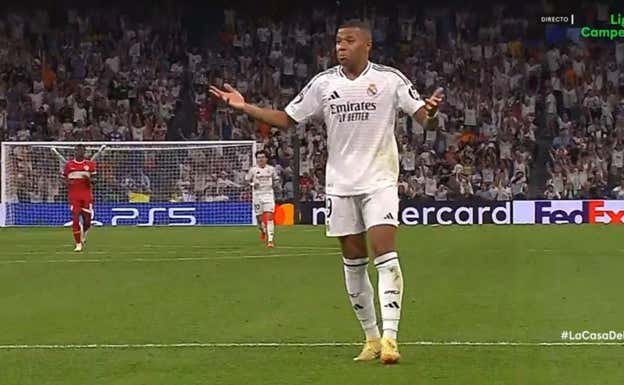 Mbappé, que antes le había pedido el balón, se rinde a Endrick tras el 3-1.  CAPTURA MOVISTAR PLUS+