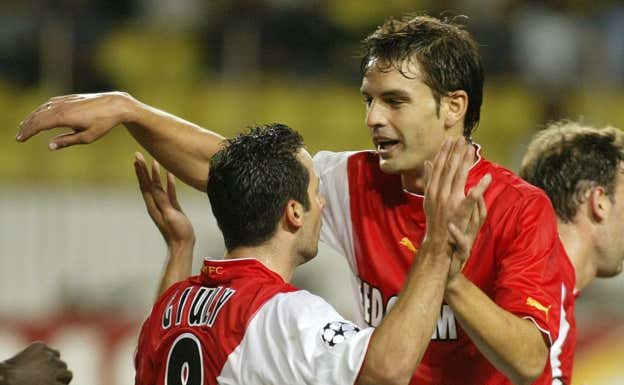 Giuly se abraza a Morientes tras un gol del Mónaco.  ABC