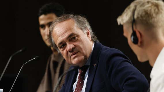 Aperribay se dirige a Oskarsson en la rueda de prensa de presentación del islandés, con Nayef Aguerd de fondo. /EFE