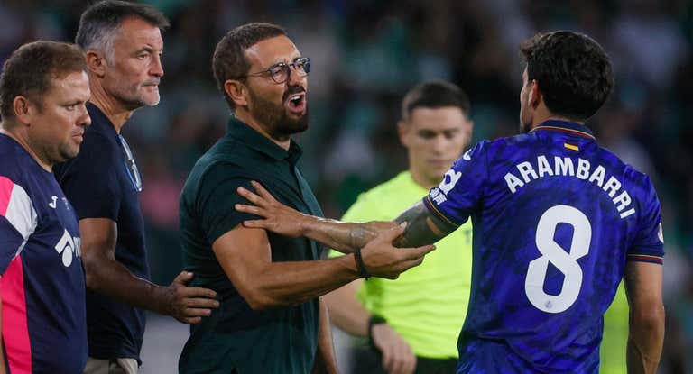 Bordalás se queja durante un lance del partido.