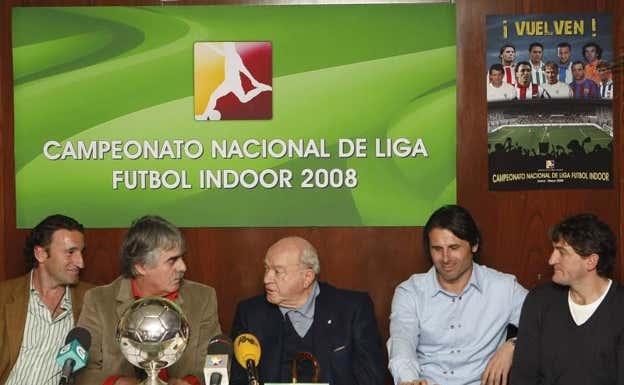 Alfredo Di Stefano preside la presentación de la Liga de Fútbol Indoor, con Alkorta y Mikel Lasa, entre otros.  EFE
