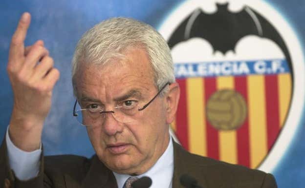 Paco Roig, en una rueda de prensa en su mandato en el Valencia.  J. J. MONZÓ