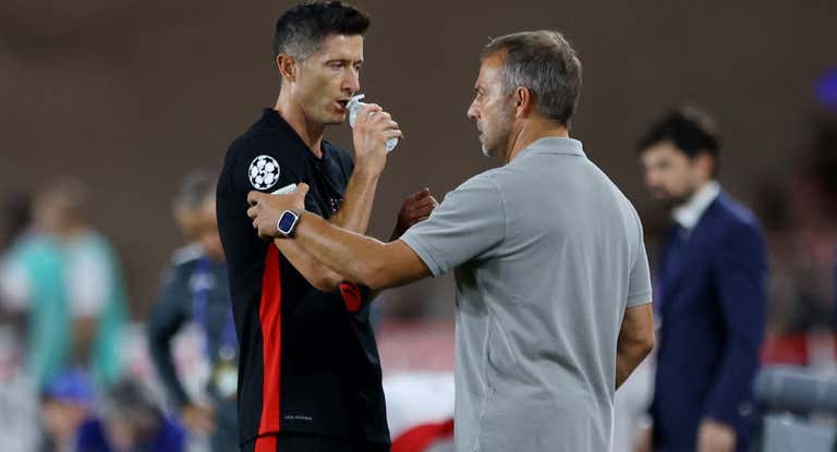 Flick charlando con Lewandowski durante el partido.