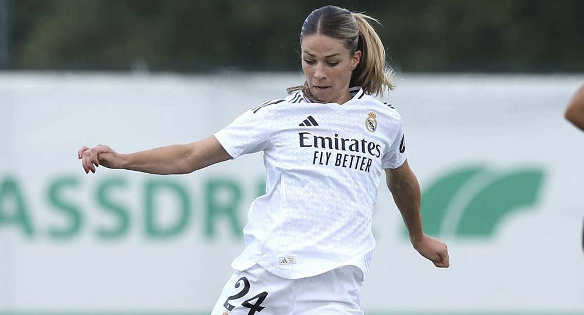 Melanie Leupolz, jugadora del Real Madrid, chuta el balón durante el partido ante el Sporting de Portugal en Lisboa con motivo del partido de la ida de la Ronda 2 de la Champions femenina.