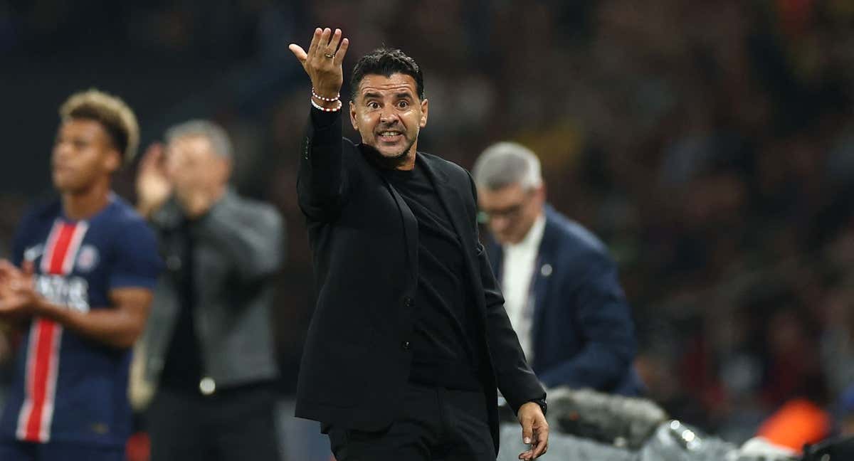 Míchel da instrucciones en la banda durante el partido.