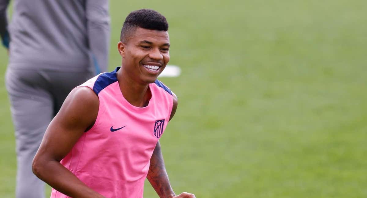 Reinildo, durante un entrenamiento con el Atlético.