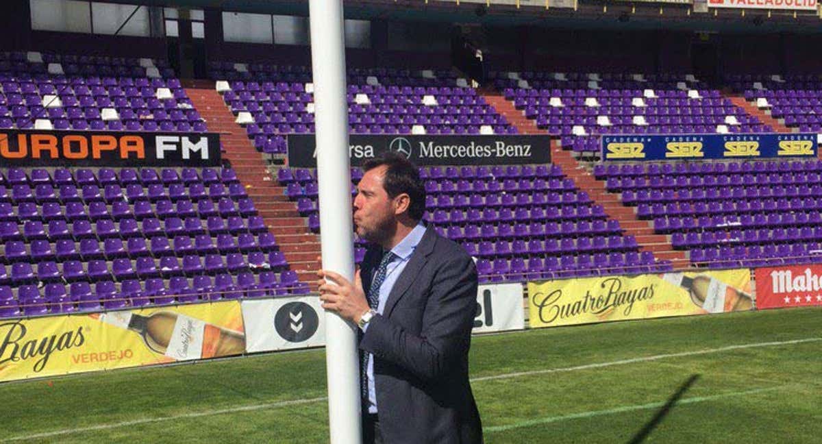 Óscar Puente besa uno de los postes del estadio de Zorrilla, en una foto del año 2016.