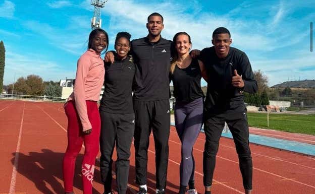 Compaoré, junto a los atletas que ha entrenado en Guadalajara. BENJAMIN COMPAORÉ