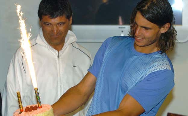 Nadal sopla las velas por su 20 cumpleaños en Roland Garros 2006 junto a su tío Toni.  EFE/Andreu Dalmau