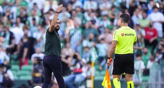 Bordalás sale del Villamarín con tres partidos de sanción por ironizar sobre la valentía del árbitro
