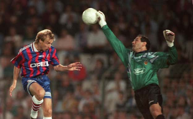 Zubizarreta, con Klinsmann, en la idea del Valencia-Bayern de 1996.  GETTY