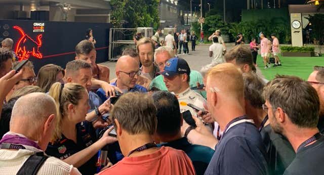 Monosilábico Max Verstappen: alega afonía y se inventa una rueda de prensa en la calle