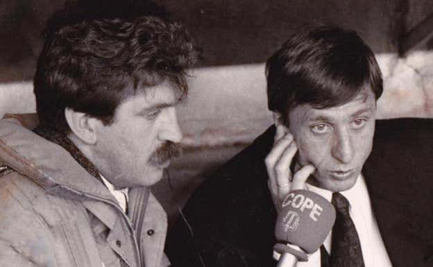 Iñaki Cano entrevista a Johann Cruyff en el banquillo. CEDIDA POR IÑAKI CANO