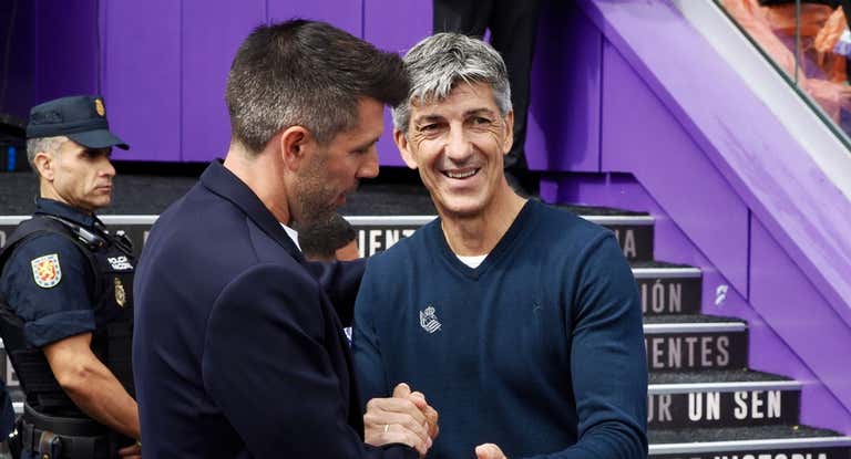 Imanol Alguacil u Pezzolano bromean antes del inicio del partido.