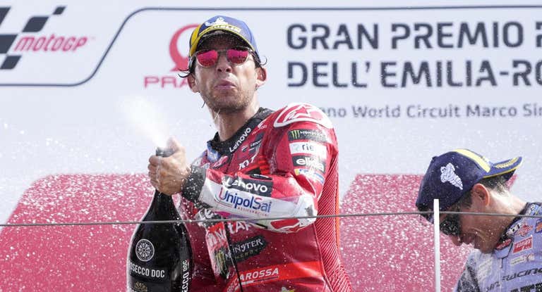 Bastianini celebra su victoria en el Gran Premio Emilio Romaña este domingo.