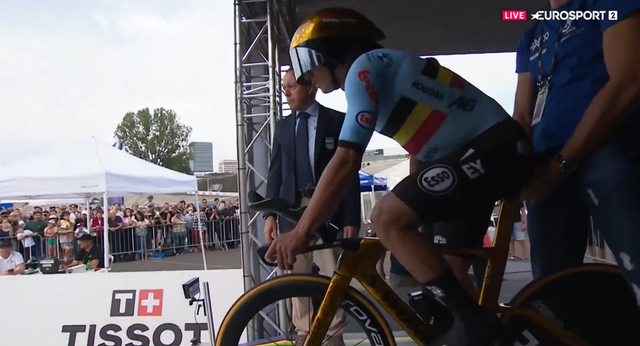 El susto que acabó con la paciencia de Evenepoel en el Mundial: ¡se le salió la cadena a segundos de empezar la crono!