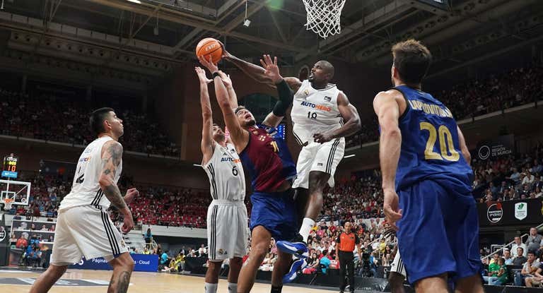Un tapón de Serge Ibaka a Willy Hernangómez.