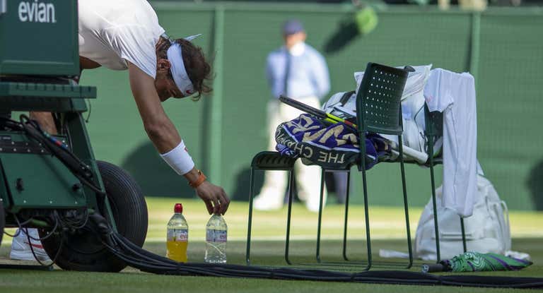 Nadal coloca las botellas milimétricamente durante su participación en Wimbledon 2018.