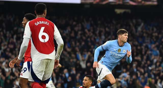 Stones frustra el esfuerzo de un Arsenal con diez en un choque vibrante