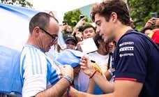 Los fans de Franco Colapinto asaltan a Carlos Sainz en sus redes sociales: "Te está enseñando un pibe de 20 años"