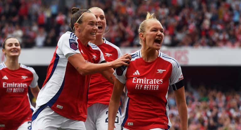 Frida Maanum celebrando su gol ante el Manchester City en liga.