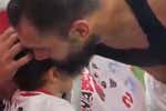 El gesto de Borja Iglesias con un niño en San Mamés que emociona al mundo del fútbol: «Necesitamos más pandas»