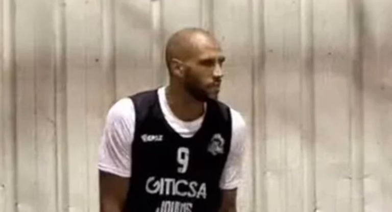 El exjugador del Villarreal, cumple con su otra pasión mientras espera destino.