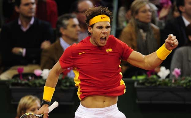 Rafael Nadal celebra un punto durante la final de la Davis 2011.  AFP PHOTO/JAVIER SORIANO