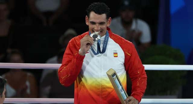 La realidad de Emmanuel Pla y Ayoub Ghadfa tras los Juegos Olímpicos: ‘En España no podemos dedicarnos solamente al boxeo’
