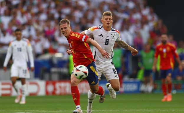 Kroos puja por el balón con Dani Olmo en el partido de cuartos de final de la Eurocopa. Reuters