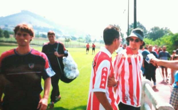 Miembros de la peña, junto a Guerrero, en Lezama. Cedida