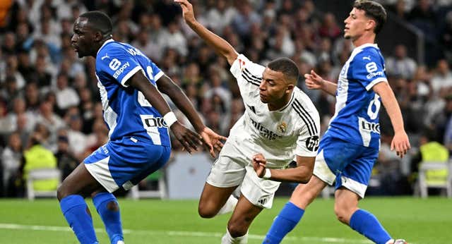 Un Real Madrid de dos caras acaba con un susto contra el Alavés y un mal sabor de boca antes del derbi